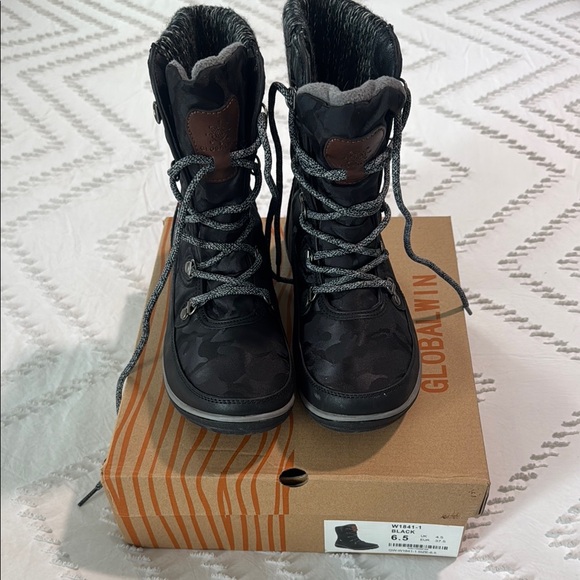 Global Win Shoes - EUC Women’s Global Win Black and Gray Snow Hiking Boots 6.5 Waterproof Insulated